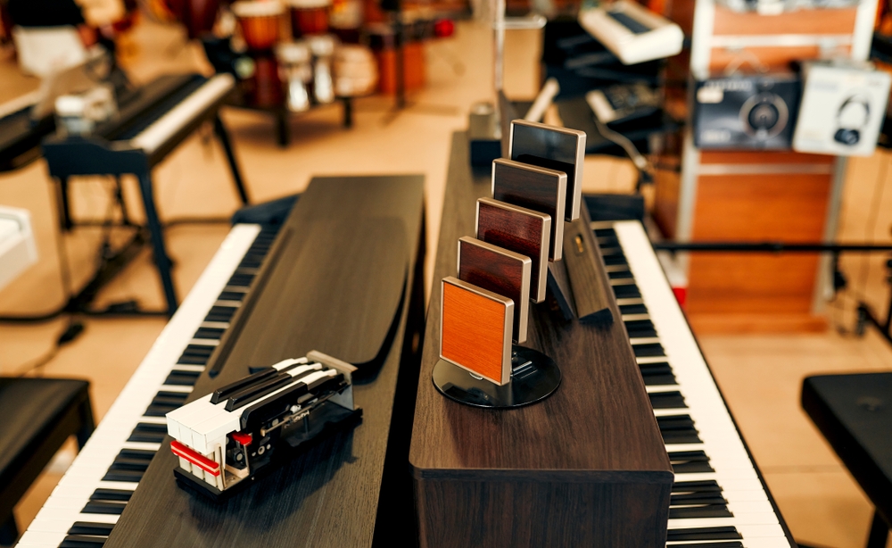 Close-up,Of,Black,Pianos,With,Wood,Color,Samples,In,A