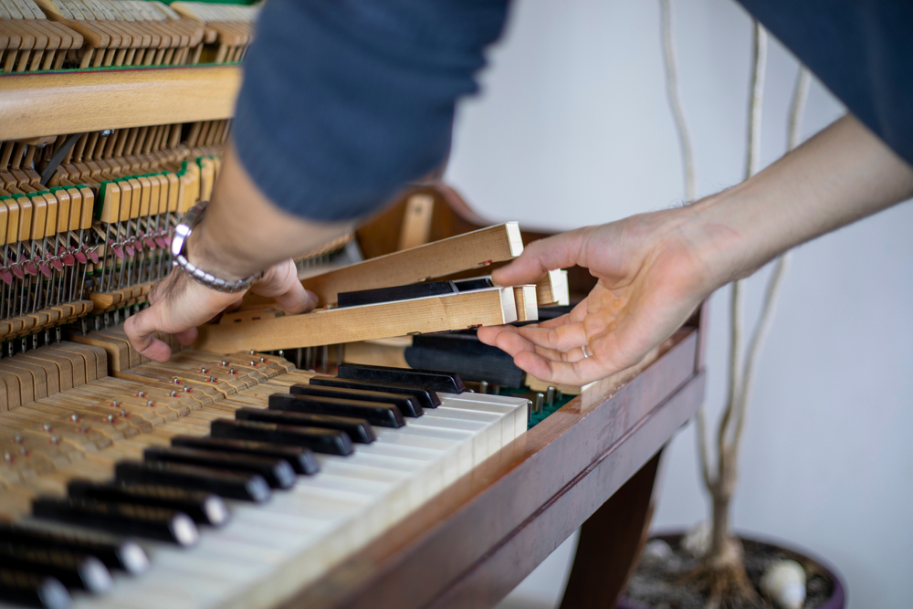 Specialist,In,Disassembling,Keys,On,An,Old,Piano,,Tuning,An
